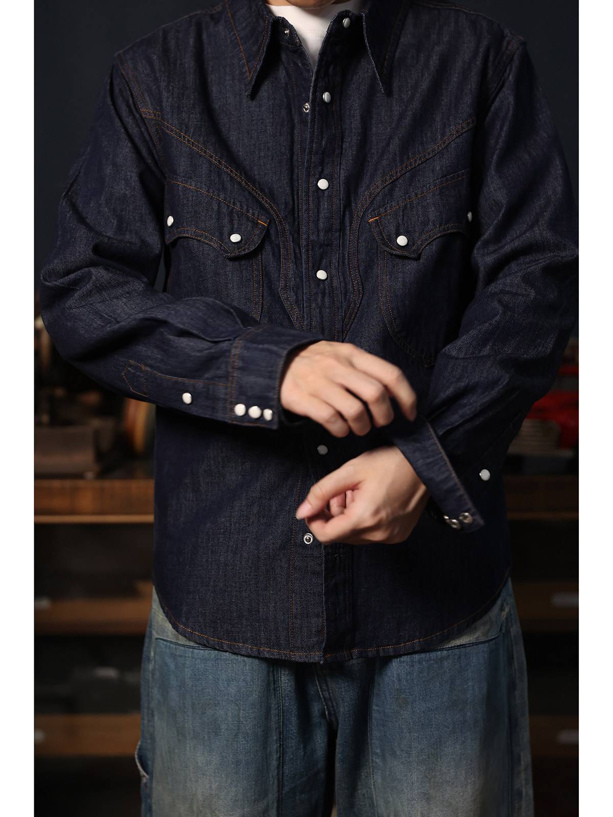 Mens Western Denim Pearl Snap Shirt - เสื้อเชิ้ตคาวบอยสไตล์ตะวันตกแบบเรียบง่าย สีดิบ ผ้าเดนิมตะวันตก ติดกระดุมมุก
