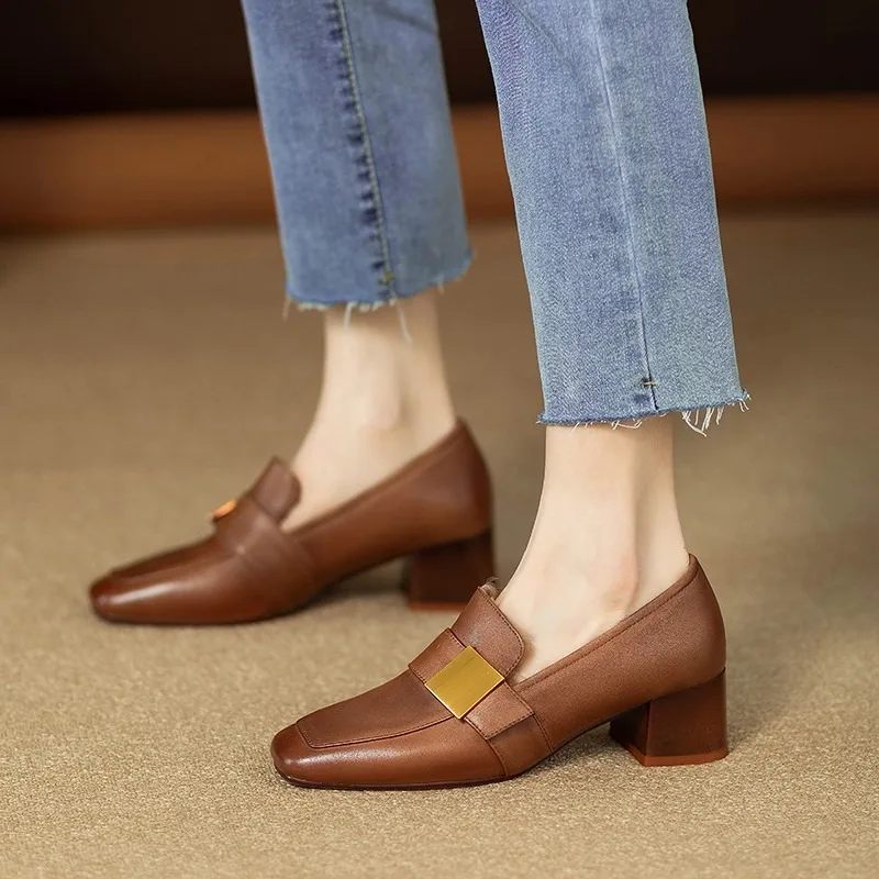 รองเท้าส้นหนาหัวเหลี่ยมสไตล์แม - Jeans บทวิจารณ์และราคา