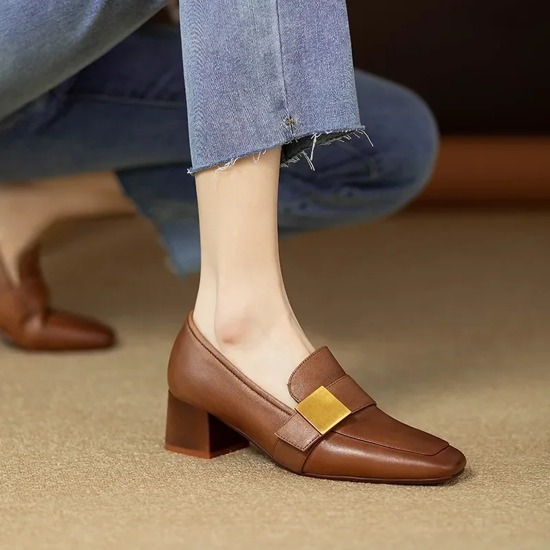 รองเท้าส้นหนาหัวเหลี่ยมสไตล์แม - Jeans บทวิจารณ์และราคา